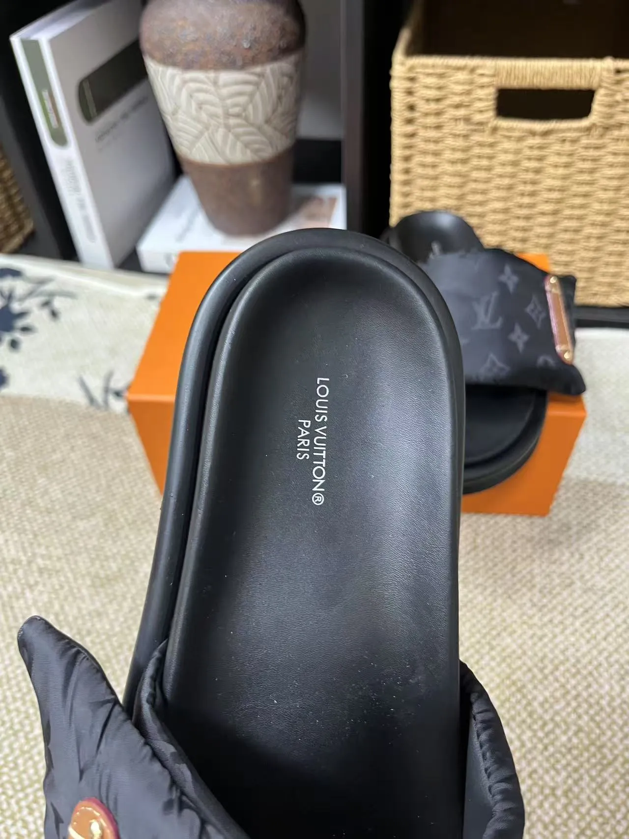 P340 yuan LV Louis Vuitton Full of high-end feel! A popular model among bloggers at home and abroad, it’s retro and fashionable, and looks stunning on your feet! Mainly recommended model on the official website★ ━━━━━ ЅᏇєєt ━━━━━ ▪️Upper: original calfskin ➕5D printing process ▪️Inner: imported mixed sheepskin ▪️Outsole: original molded foam outsole ▪️Size: Female 35-40 Men's 39-44 (women's 41 men's 45)